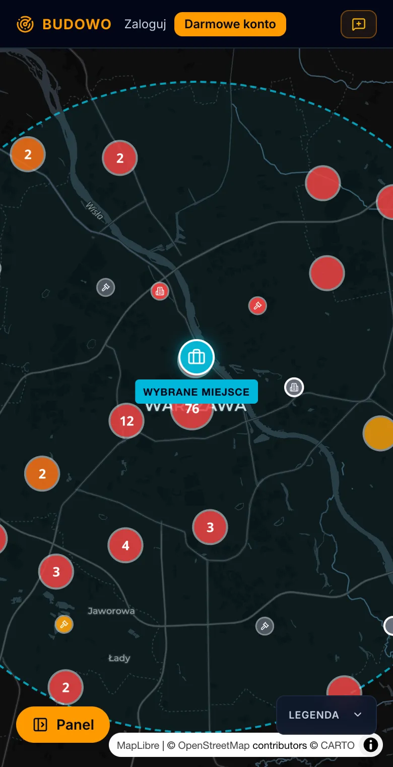 Aplikacja Budowo.pl na telefonie: mapa z budowami w okolicy Warszawy, oznaczonymi kolorem według szansy na zlecenie