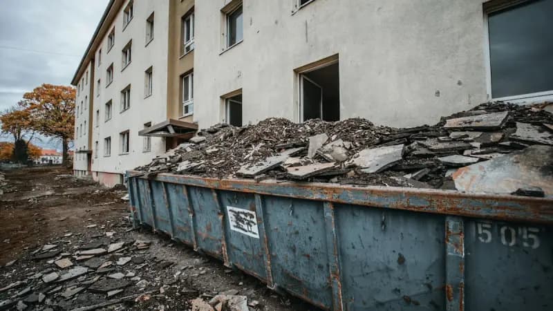 Kontener z gruzem przy rozbiórce